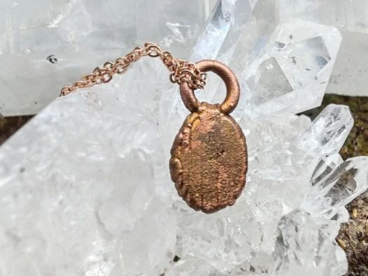 Přívěsek galvanoplastika „Neonový pramen“ – Mini apatit na řetízku rose gold