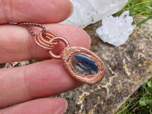 Přívěsek galvanoplastika „Paprsek nebeského klidu“ – Sytě modrý disthen (kyanit) v zářivé mědi a rose gold
