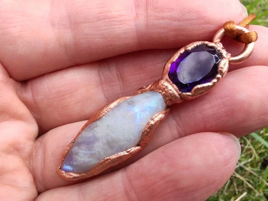 Přívěsek galvanoplastika „Amulet Měsíční Bohyně“ Broušený ametyst a duhový měsíční kámen v zářivé mědi