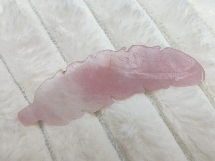 Vyřezávané růženínové pírko - Talisman lásky, něhy a aromaterapie *2
