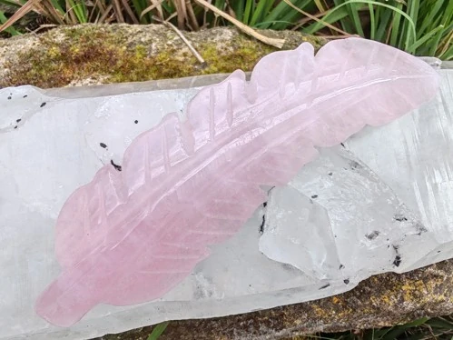 Vyřezávané růženínové pírko - Talisman lásky, něhy a aromaterapie *5