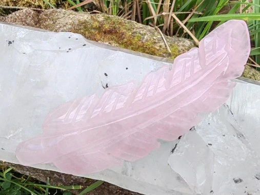 Vyřezávané růženínové pírko - Talisman lásky, něhy a aromaterapie *7