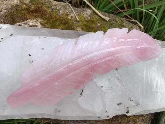 Vyřezávané růženínové pírko - Talisman lásky, něhy a aromaterapie *8