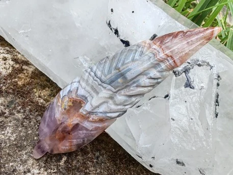 Pírko z ametystového achátu – Andělský talisman harmonie, vhledu a bezpečí *6