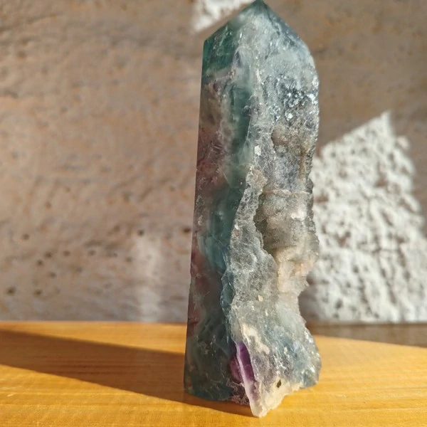 Přírodní fluoritový obelisk s krystalickou dutinou – zelenomodrý minerální hrot *1