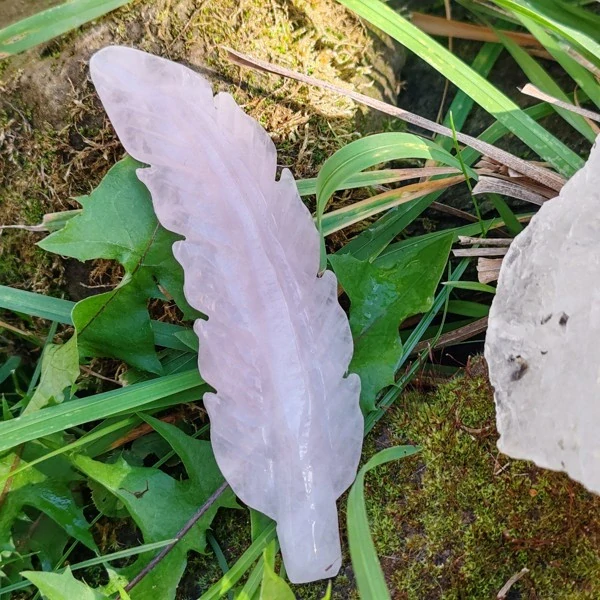 Vyřezávané růženínové pírko - Talisman lásky, něhy a aromaterapie *10