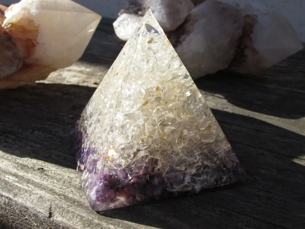 Orgonit Pyramida "Křišťálová čakra" dosah 5 metrů