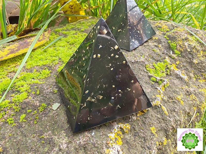 Orgonit - Dárek k nákupu nad 500,- Orgonitová pyramida - Šungit 4x4cm
