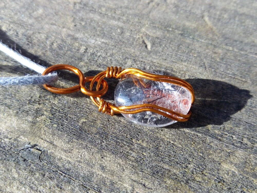 "Pomáhej" - drátovaný šperk, přívěsek, Turmalín v křišťálu& Měď