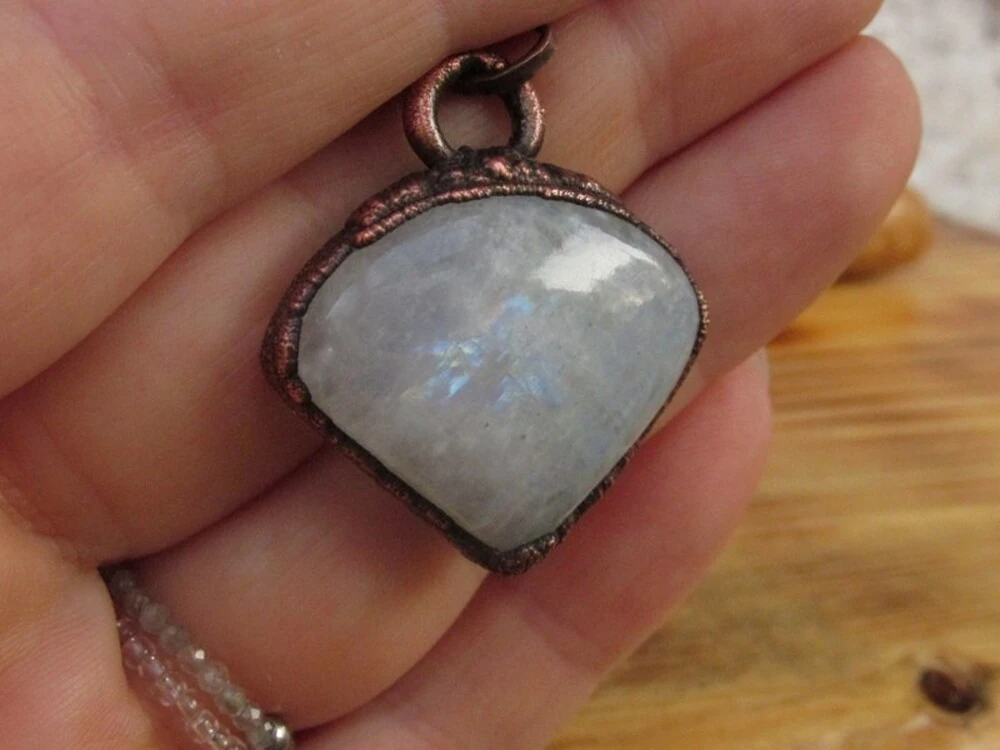 Amulet "Ženská něha" - galvanoplastika & duhový měsíční kámen