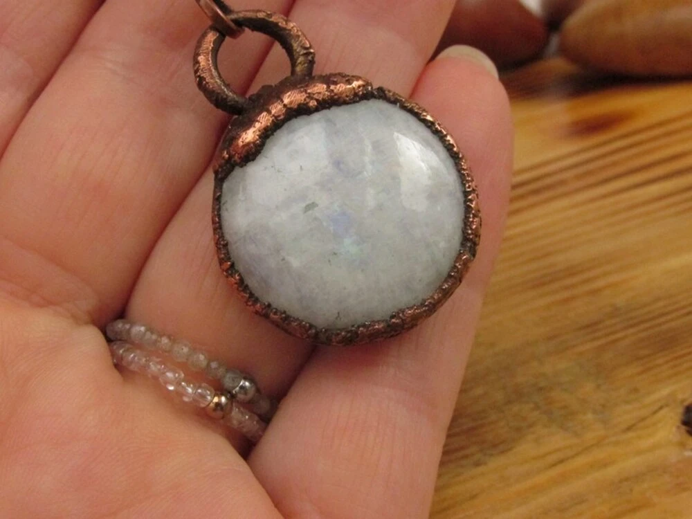 Amulet "Ženská něha" - galvanoplastika & duhový měsíční kámen