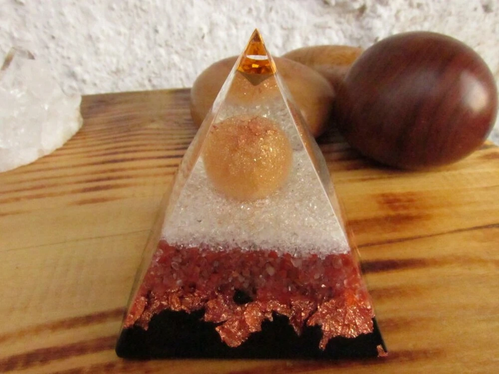 "Prozáří a sílu doplní" - orgonitová pyramida, dosah 5m