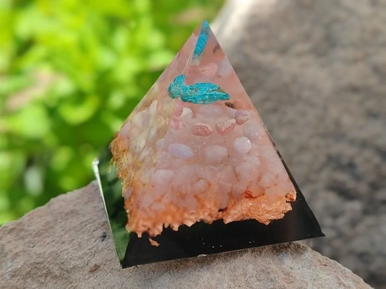 Orgonitová pyramida "Nezávislost a Důvěra v sebe pro Váhy"