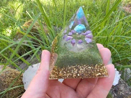 Orgonitová pyramida "Intuice a Lehkost pro Pannu"