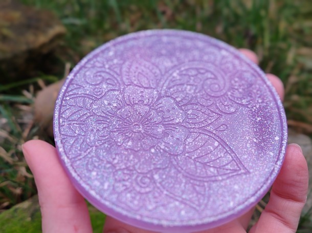 Orgonitová podložka duhově fialová s vločkami stříbra - pro čištení a nabíjení kamenů, pod svícen, pod hrneček