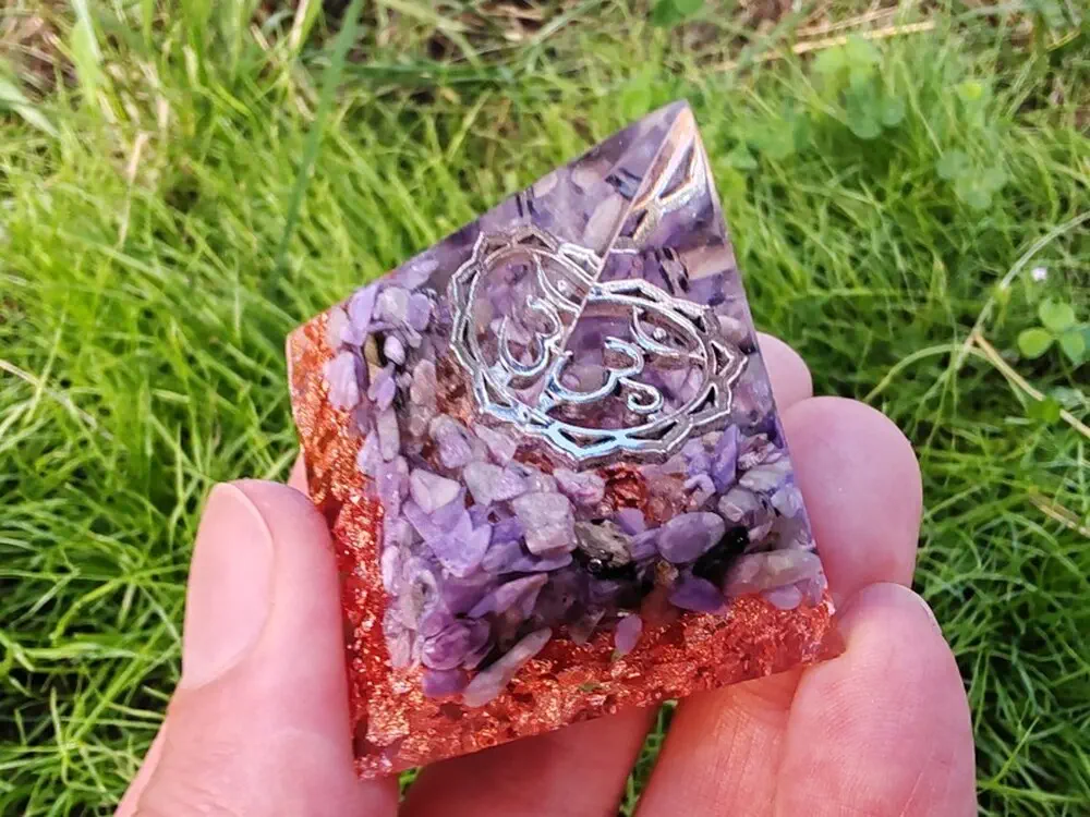 Orgonitová pyramida "Já vím" - korunní čakra