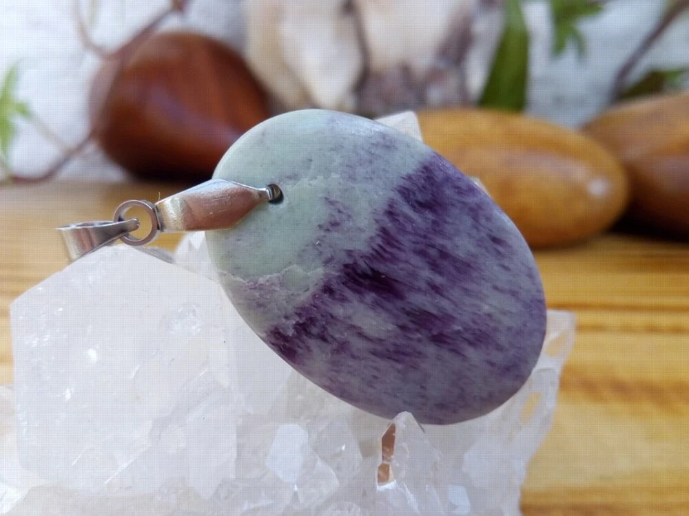 Přívěsek kammererit - Dárce štědrosti a hojnosti, kabošon *04