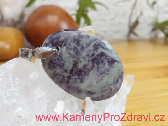 Přívěsek kammererit - Dárce štědrosti a hojnosti, kabošon *16