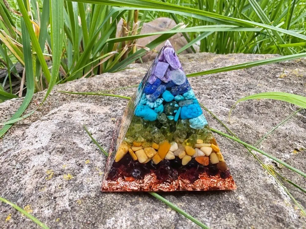 Orgonit pyramida "Harmonizace všech čaker" 4x4 cm
