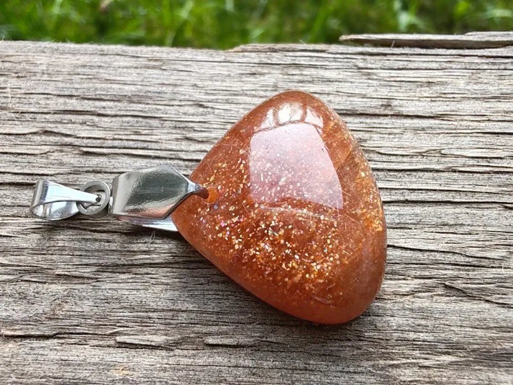 "Slunce zažene temnotu" Přívěsek pravý sluneční kámen *11