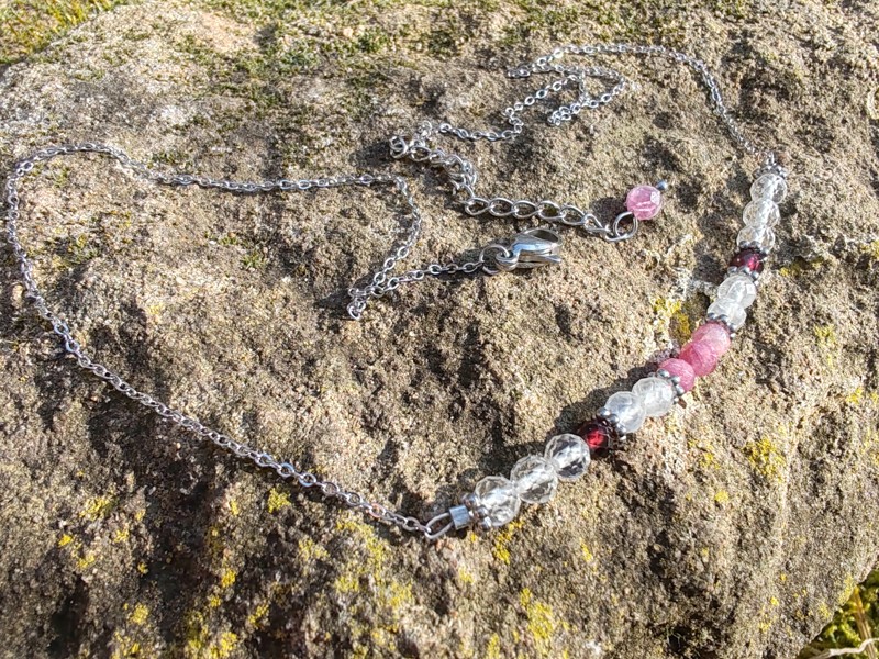 Náhrdelník "Láska" rubelit, granát, měsíční kámen, lepidolit