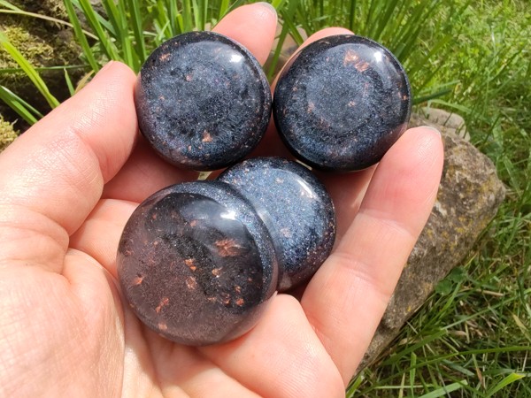 "Stříbřitý ochránce aury" - orgonit se šungitem, křišťálem a vločkami mědi