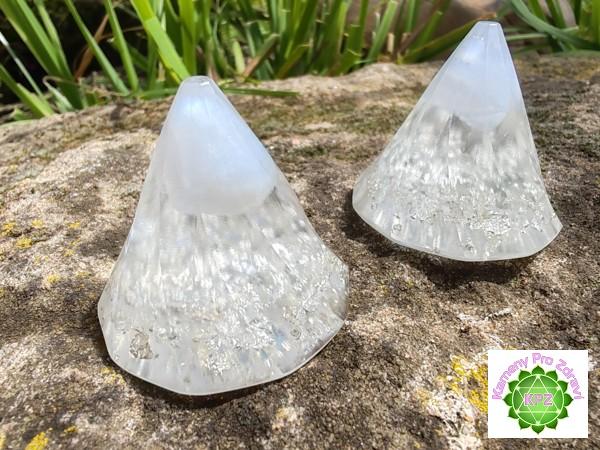 Dárek k nákupu nad 900,- "Stříbrná spirála vědomí" - orgonitový kužel chalcedon, vločky stříbra