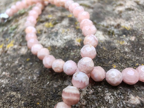 "Něžný Léčitel Srdce" - náramek rodochrozit broušené kuličky