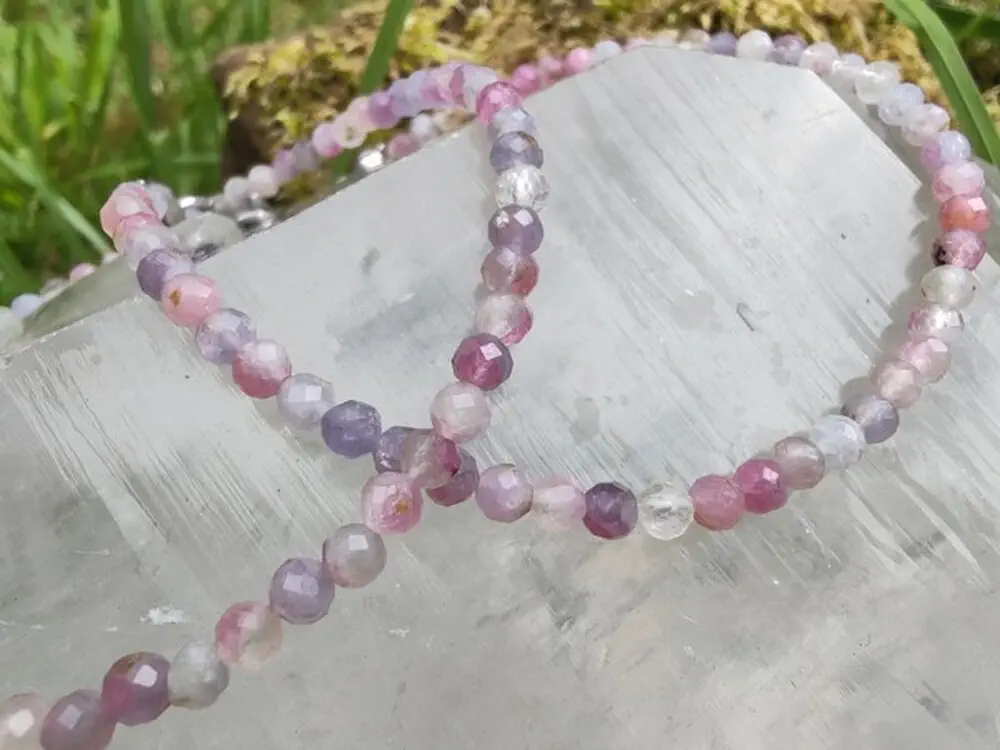 "Šepot Jednorožce" - náramek Kámen jednorožců - Unicorn stone, broušené kuličky