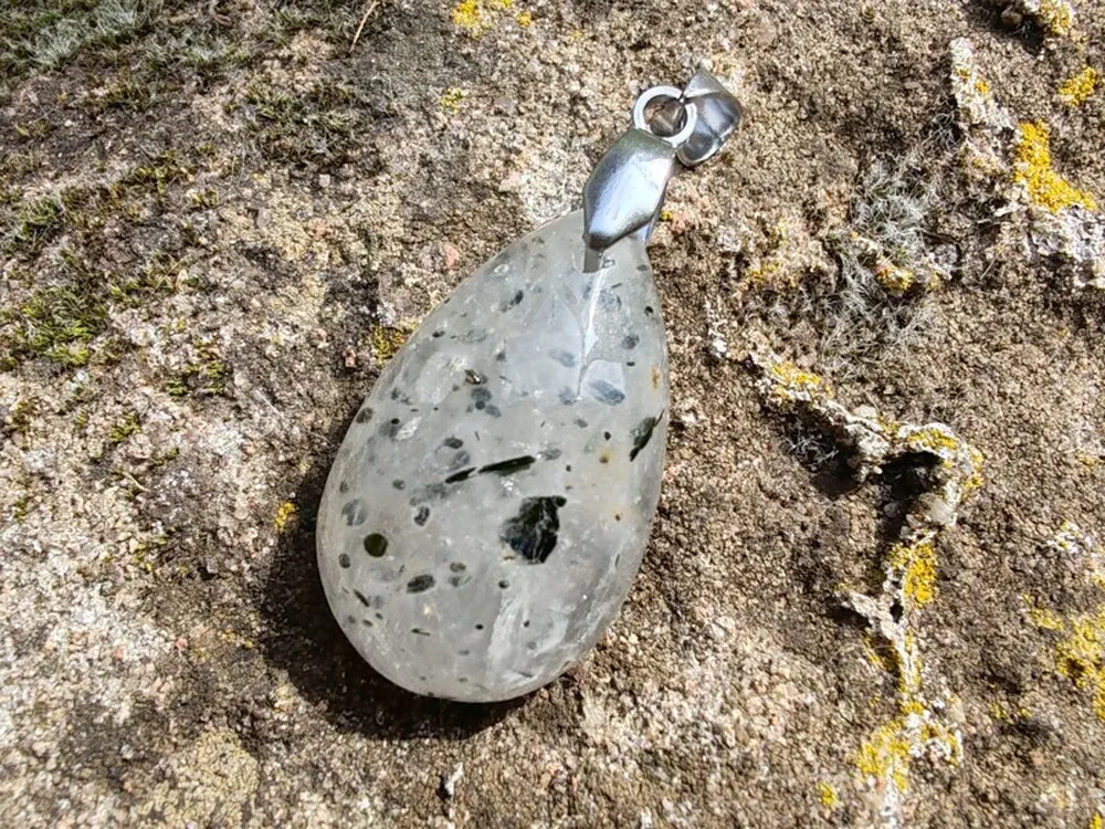 "Prastarý Kód Světla a Stínu" - přívěsek křemen s inkluzemi - Black dot quartz kabošon *2