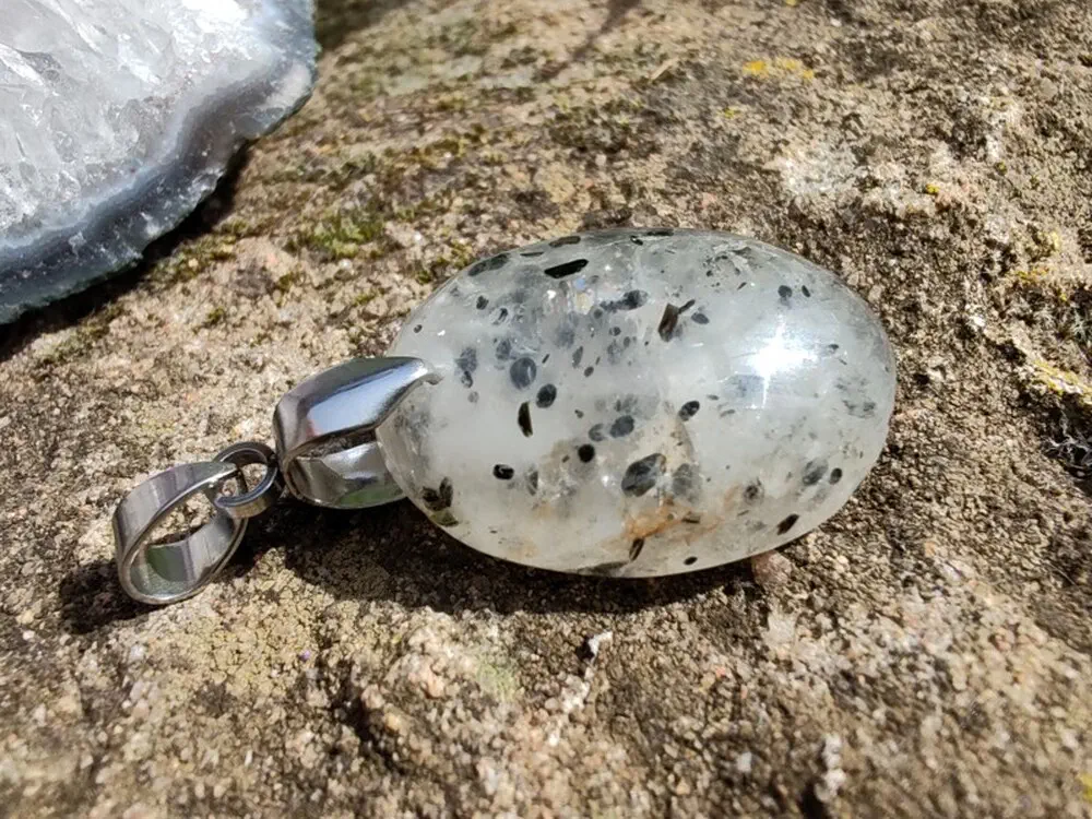 "Prastarý Kód Světla a Stínu" - přívěsek křemen s inkluzemi - Black dot quartz kabošon *7