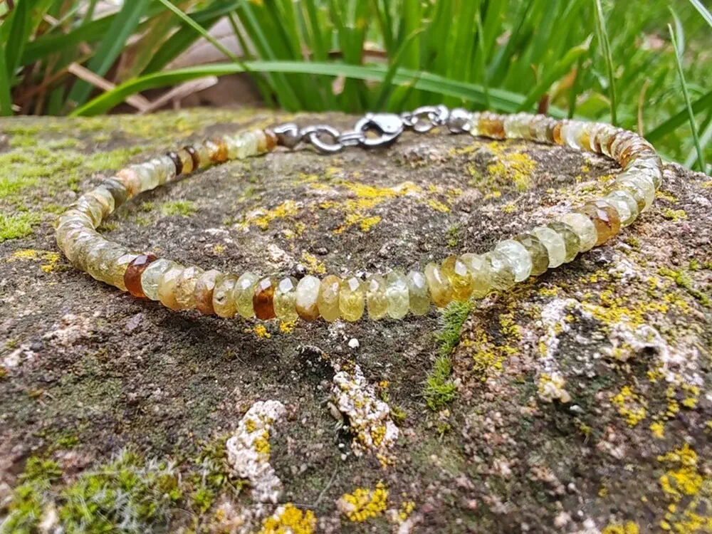 "Vnitřní oheň Stvořitele" náramek andradit granát, broušené rondelky 3,6mm