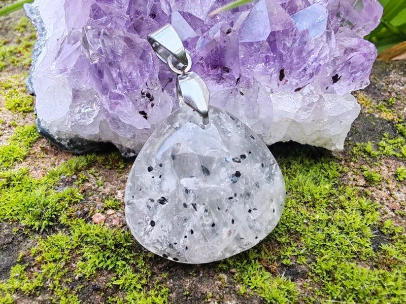 "Prastarý Kód Světla a Stínu" - přívěsek křemen s inkluzemi - Black dot quartz kabošon *12