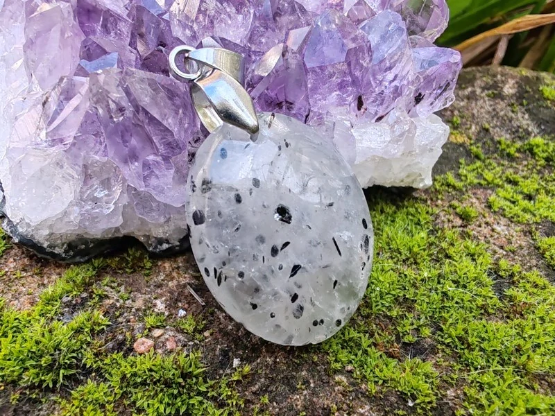 "Prastarý Kód Světla a Stínu" - přívěsek křemen s inkluzemi - Black dot quartz kabošon *13