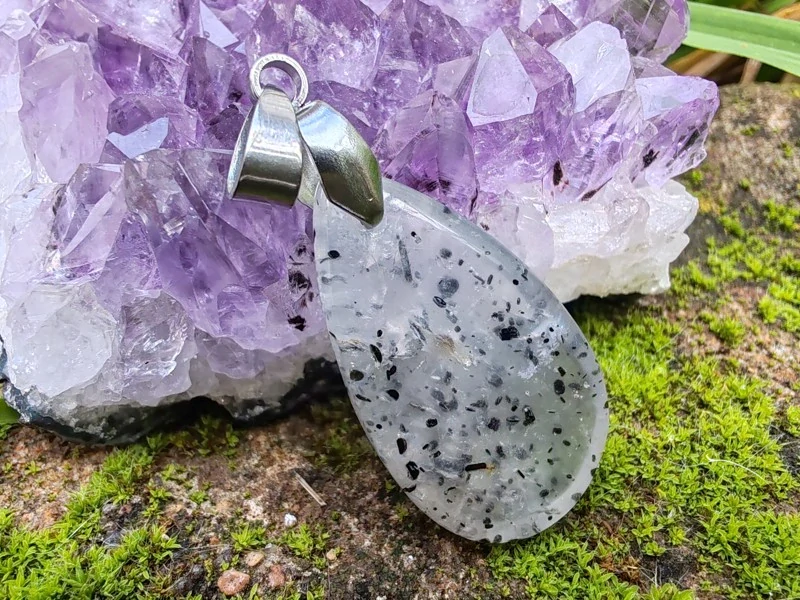 "Prastarý Kód Světla a Stínu" - přívěsek křemen s inkluzemi - Black dot quartz kabošon *15
