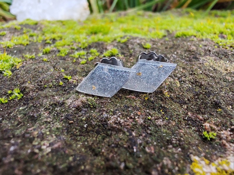 Orgonitové Náušnice – Sněžné Pohlazení se Zlatým Akcentem