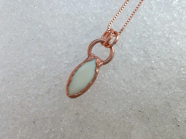 Amulet z etiopského opálu – Vesmírná mlhovina v objetí + dárková krabička