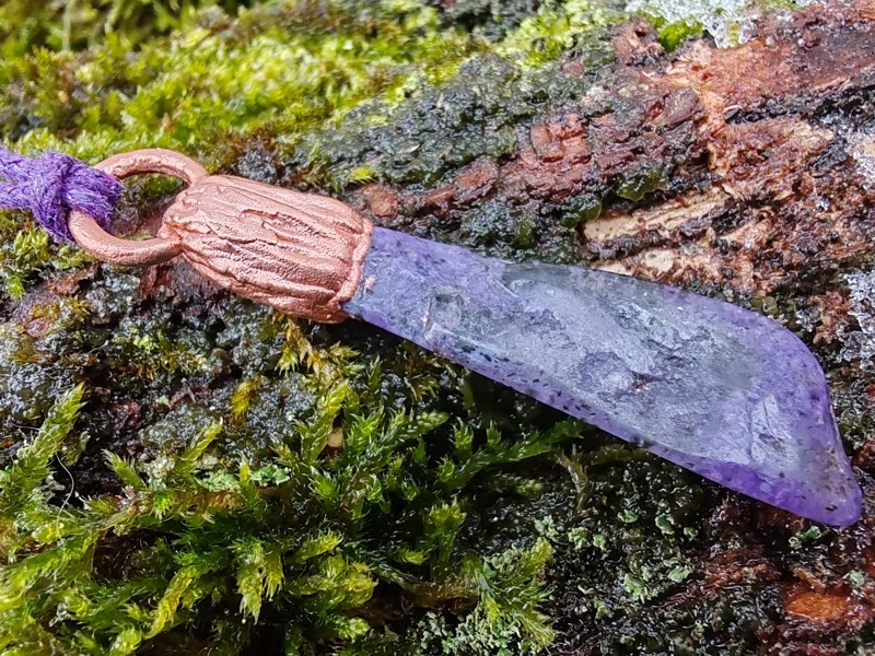 "Amulet Fialové Mlhy: Čaroitová strážkyně" - galvanoplastika čaroit
