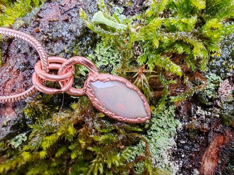 "Amulet Kapka duhy: Světlo etiopského opálu" náhrdelník galvanoplastika