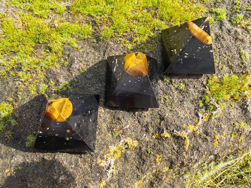 "Odvaha a uzemnění" Orgonitová mini pyramidka Tygří oko & Šungit