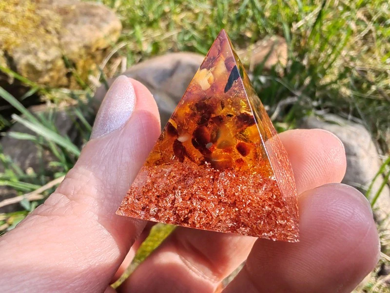 "Sluneční ochrana a regenerace" Orgonitová mini pyramidka Jantar & Diamantový křišťál