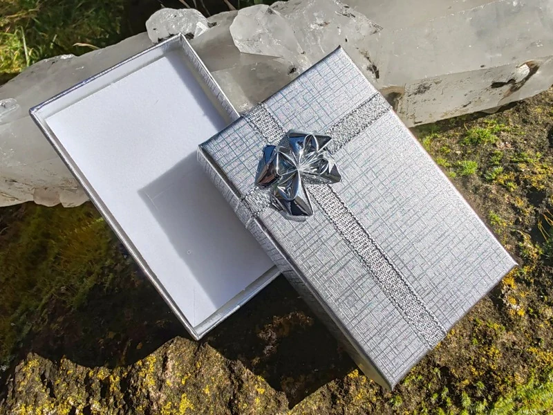 Stříbrná dárková krabička se stříbrnou mašlí: Elegance ve 3 velikostech