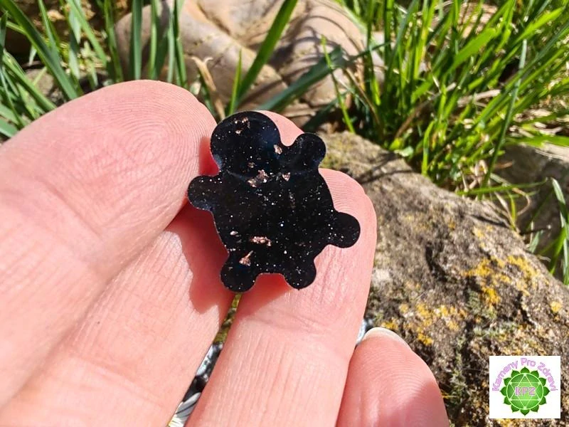 Dárek k nákupu nad 300,- "Želví kouzlo pro štěstí" - orgonitová mini želvička se šungitem a třpytivým pigmentem 