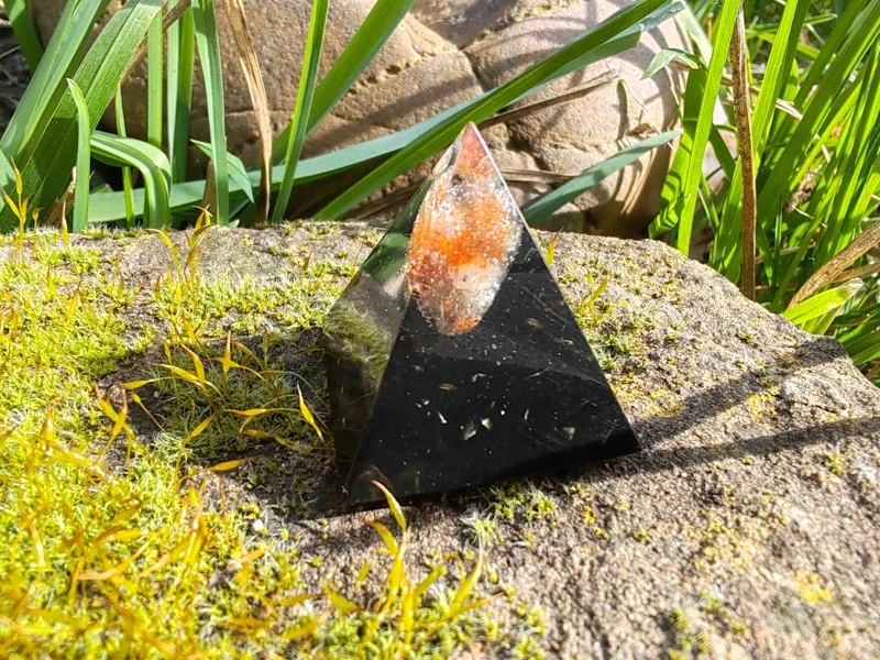 "Radost a životní síla" Orgonitová mini pyramidka Sluneční kámen & Šungit