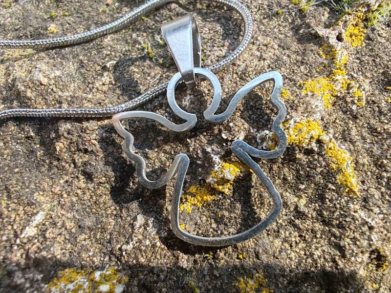 "Něžný andělský dotek" – Nerezový přívěsek Anděl na háďátkovém řetízku