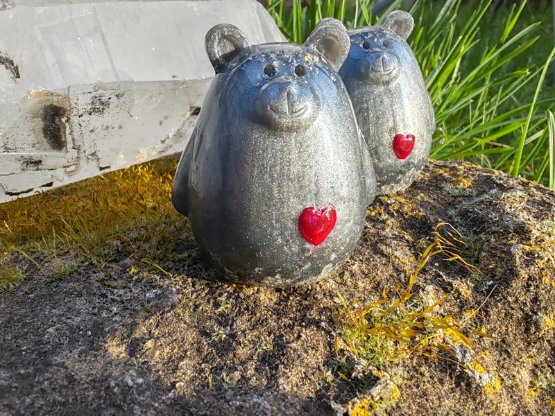 "Stříbrné medvědí objetí" orgonitový medvídek s ručně malovaným srdcem