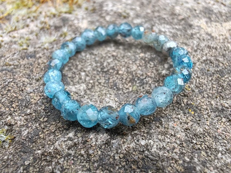 Jemný elastický prstýnek z modrého kyanitu „Paprsek pravdy“