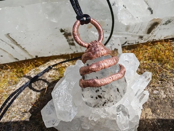Měděný amulet "Vesmír v kapce" – Black Dot Quartz (Galvanoplastika)