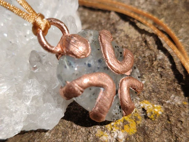 Měděný amulet Geometrie přírody – Black Dot Quartz (Galvanoplastika)