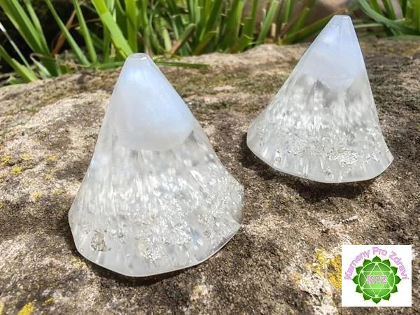 DÁREK k nákupu "Stříbrná spirála vědomí" - orgonitový kužel chalcedon, vločky stříbra